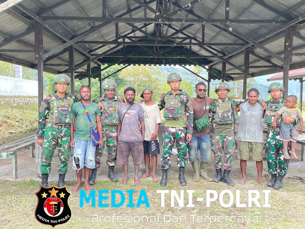 Lingkungan Bersih dan Sehat, Satgas Yonif 521/DY Gelar Karya Bhakti di Pasar Tradisional Distrik Apalapsili