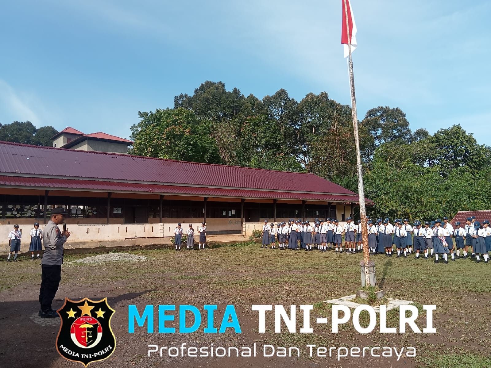 Bhabinkamtibmas Polsek Menyuke Menjadi Pembina Upacara Bendera Di Sekolahan SMPN 2 Menyuke