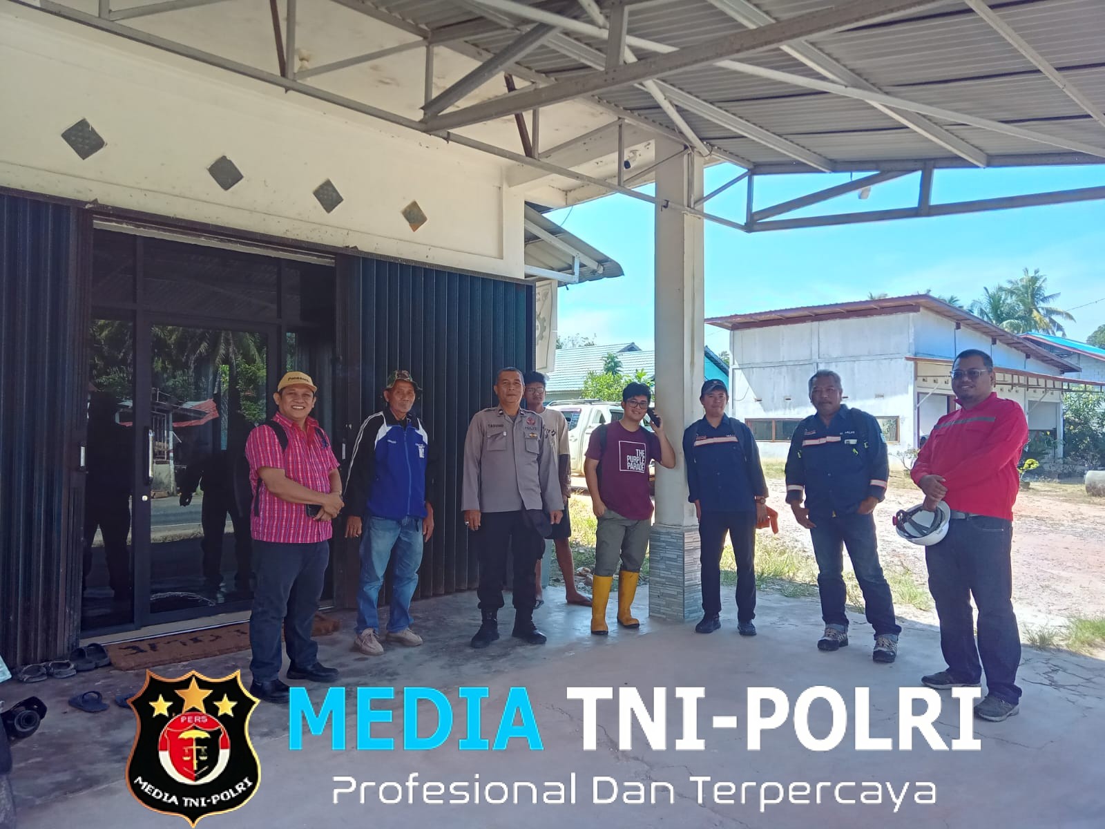 Patroli Siang Polsek Mandor, Polisi Ajak Warga Tak Mudah Percaya Modus Penipuan