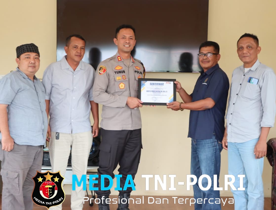 Persatuan Wartawan Indonesia (PWI) Kabupaten Pringsewu Beri penghargaan kepada Kapolres Pringsewu, AKBP. M. Yunnus Saputra