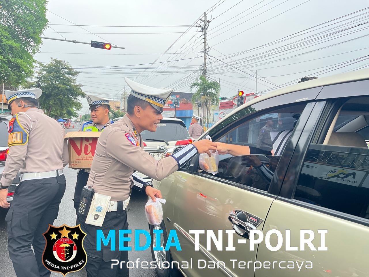 Sat Lantas Polres Wonogiri Bagikan 250 Takjil di Simpang Gudang Seng, Edukasi Tertib Lalu Lintas Selama Ramadan