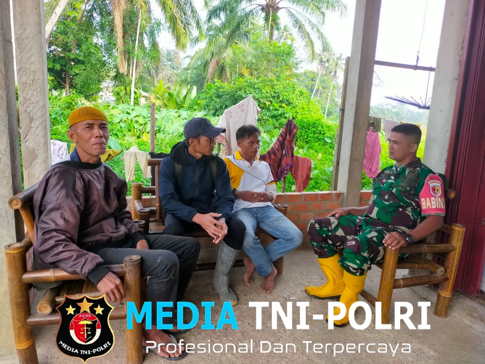 Komsos Santai Sertu Yusrizal, Pererat Silaturahmi Bersama Warga Desa Pelawan Jaya