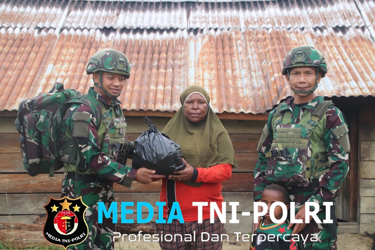 Ramadhan Berkah, Satgas Yonif 521/DY Anjangsana Berbagi di Rumah Warga Distrik Walesi