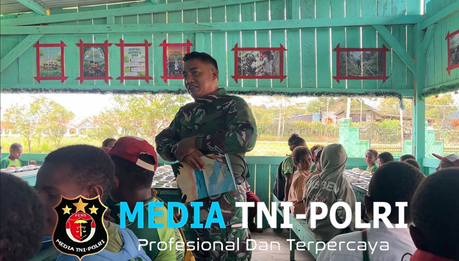 Toleransi di Bulan Suci Pos Kotis Satgas Swasembada Yonif 751/VJS Tetap Gelar Makan Bersama Anak-Anak Sepulang Sekolah