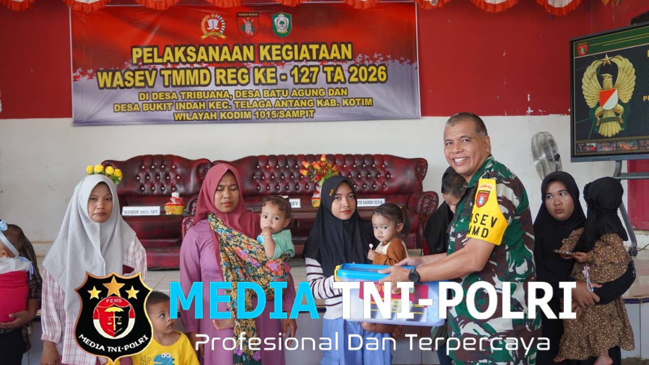 Wasev TMMD 127 Berikan Sembako Untuk Anak Stunting