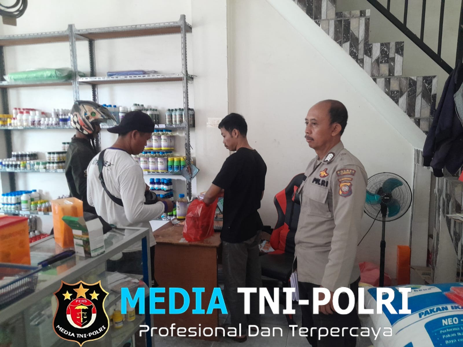 Dengan Cara Sambang, Personel Polsek Mempawah Hulu Sampaikan Pesan Kamtibmas