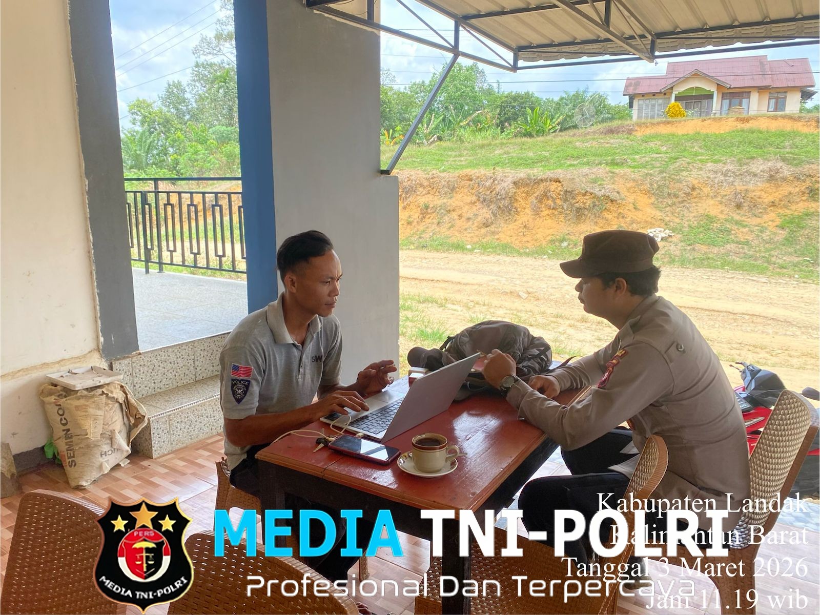 Polisi Sapa Warga Saat Patroli Siang, Bangun Keakraban dan Rasa Aman