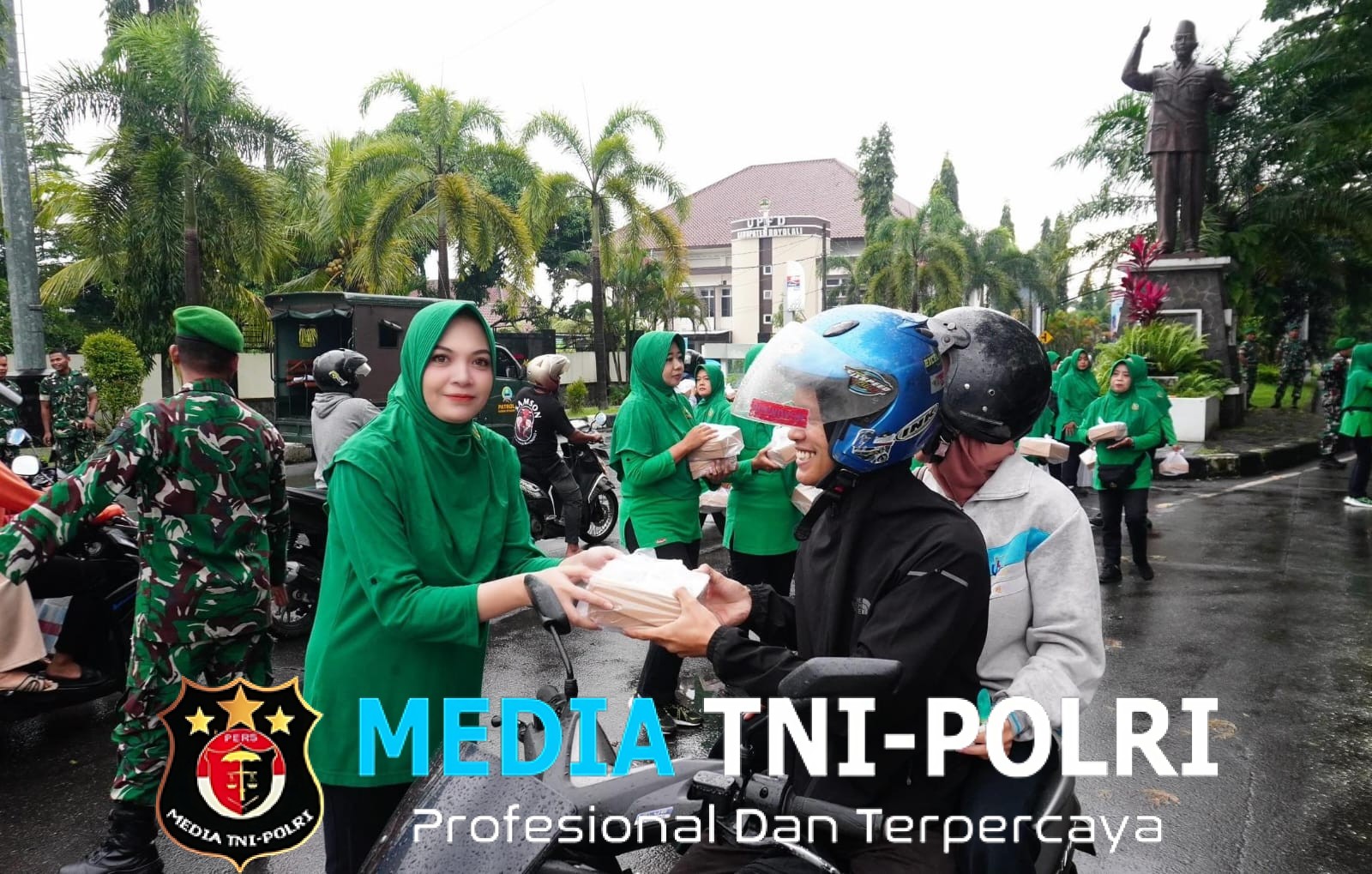 Hangatkan Ramadhan, Eratkan Silaturahmi, Dandim Boyolali Turun ke Jalan Bagikan Ratusan Paket Takjil