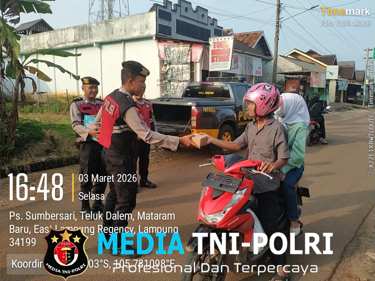 Sat Samapta Polres Lampung Timur Bagikan Takjil di Pasar Sumbersari, Wujud Kepedulian di Bulan Ramadhan