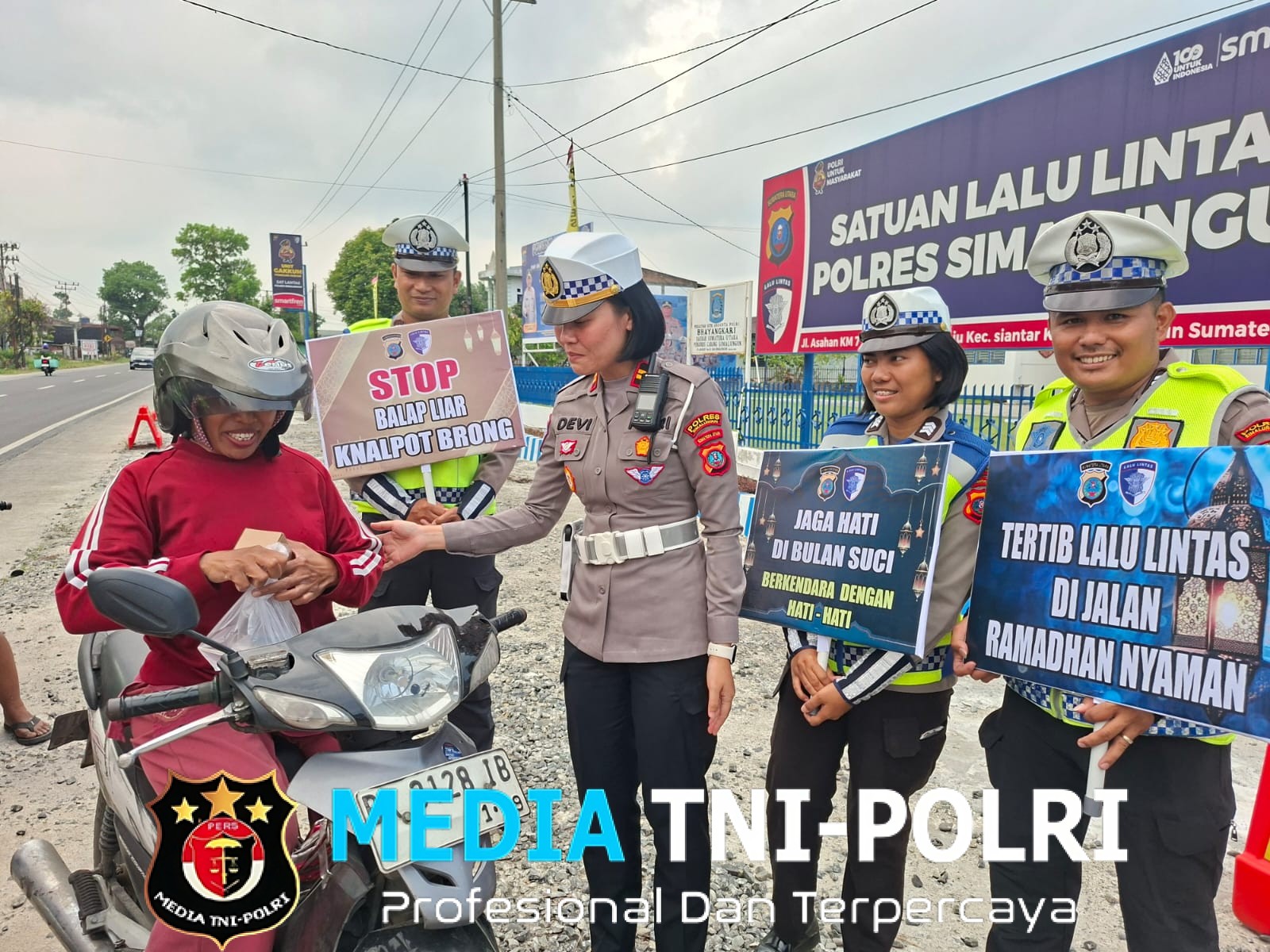 Manis di Jalan, Hangat di Hati! Sat Lantas Polres Simalungun Bagikan Takjil dan Bingkisan untuk Pengguna Jalan di Ramadhan 1447 H