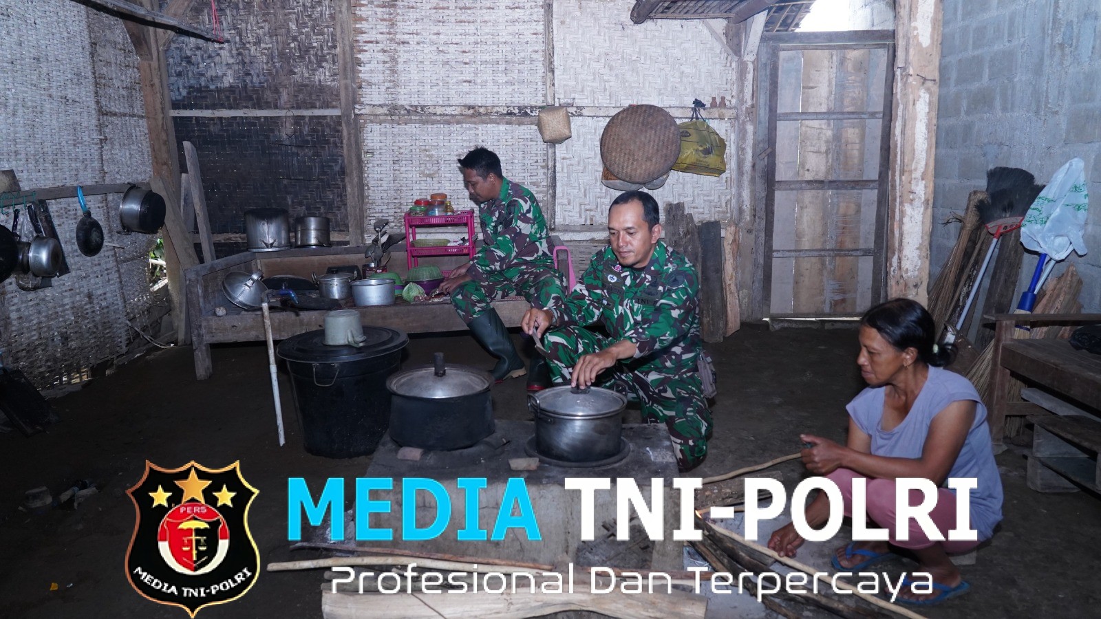 Kebersamaan TMMD Ke 127 Kodim 0808/Blitar, “Anggota Satgas Bantu Warga Memasak Di Dapur”