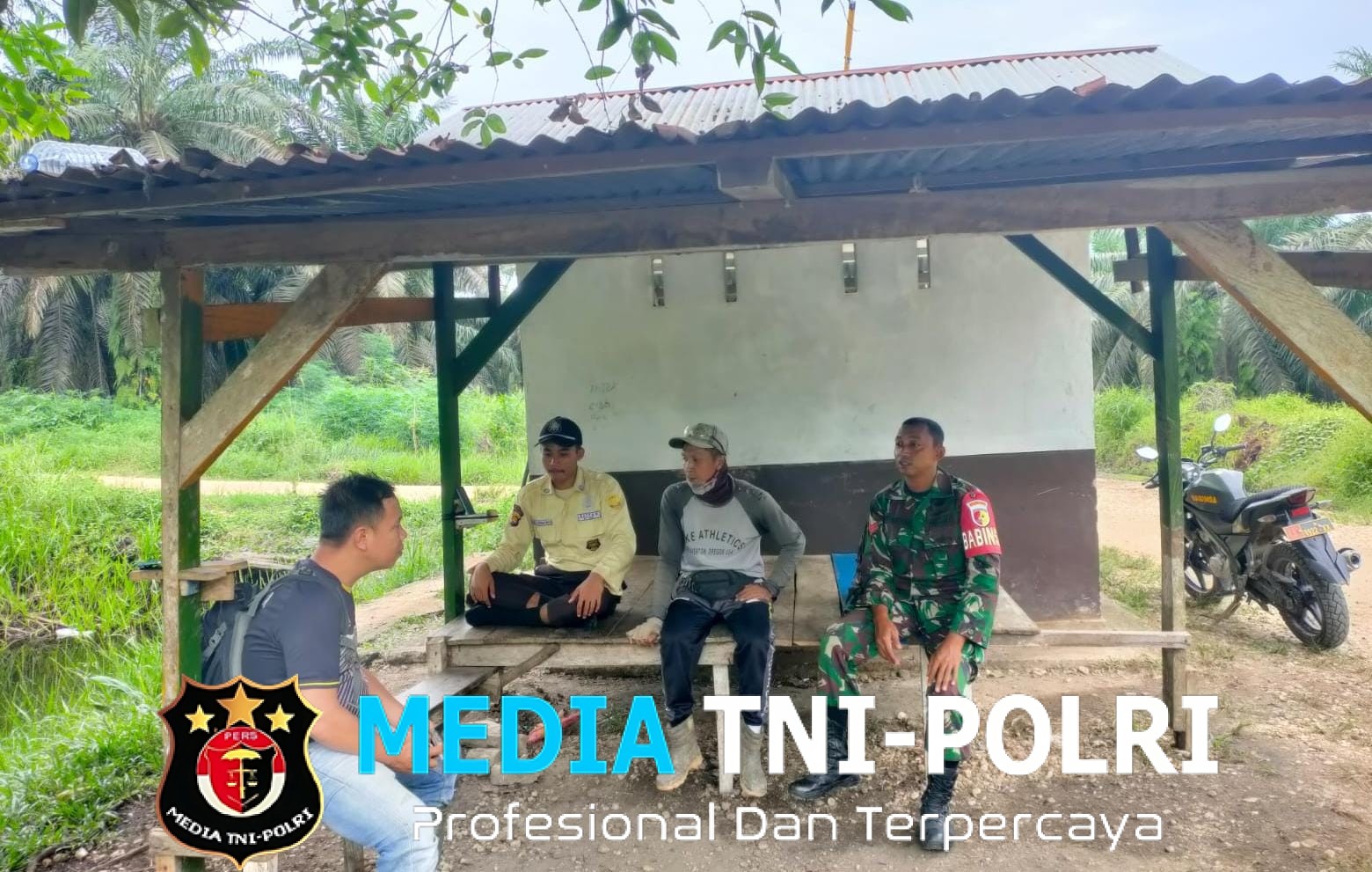 Komsos di Bulan Ramadhan, Babinsa Koramil 420-03/Pauh Pererat Silaturahmi dengan Warga Desa Seko Besar