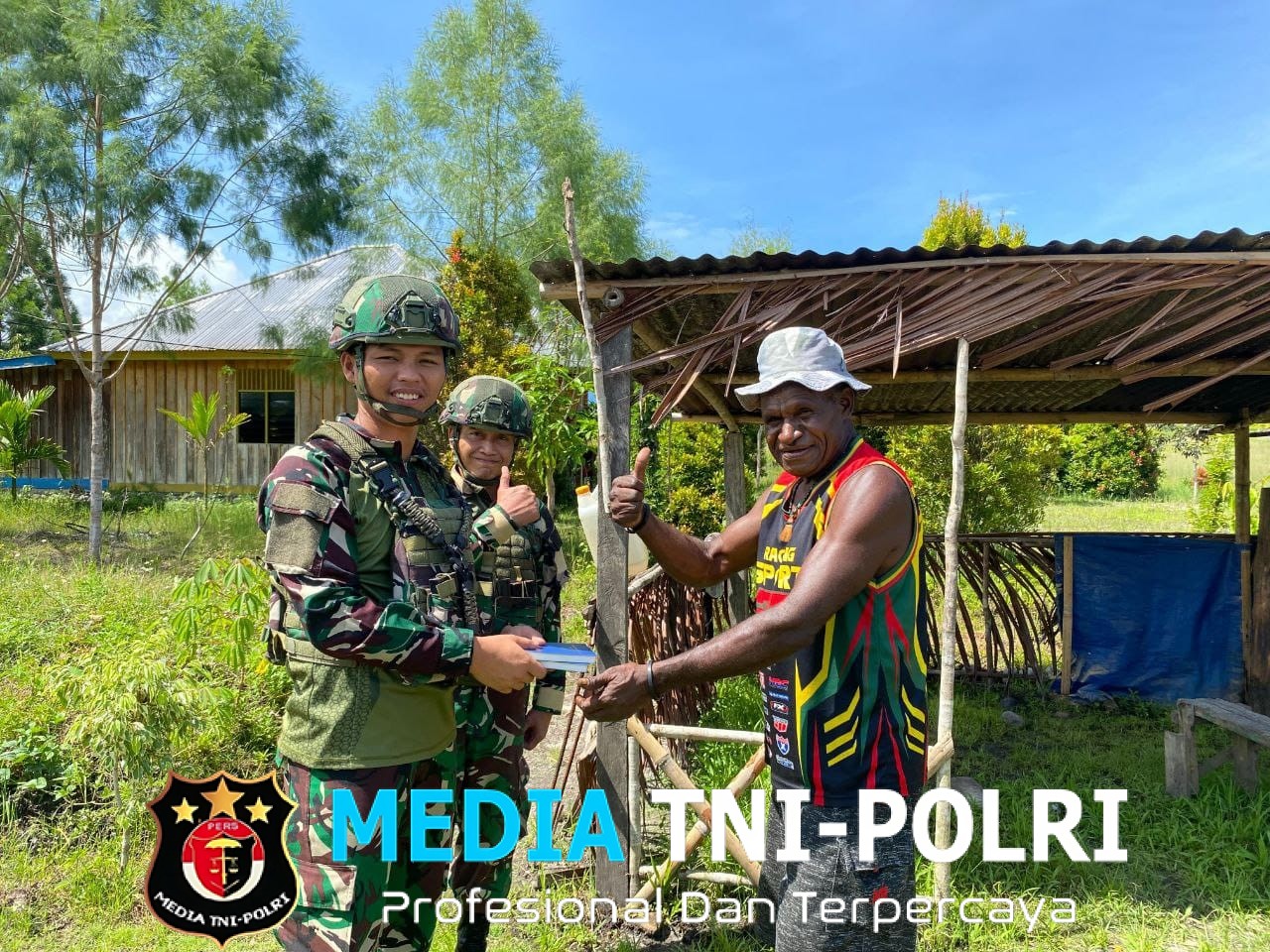 Berbagi Alkitab, Satgas Yonif 521/DY Pererat Silaturahmi di Kampung Wekolani