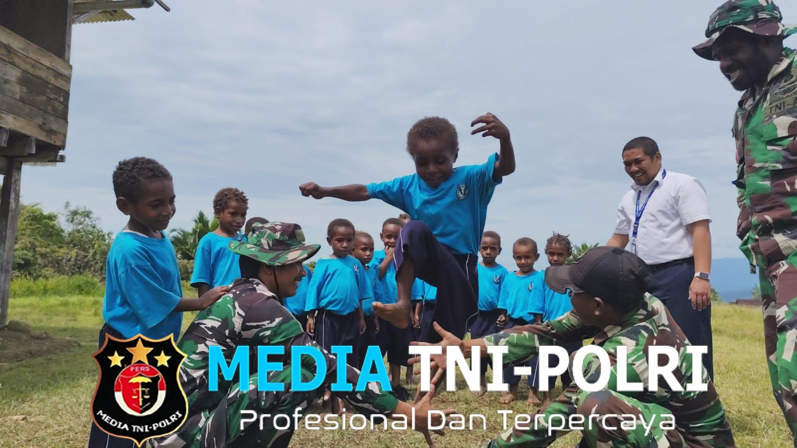 TNI Hadir di Usia Dini Pos Tarup Yonif 751/VJS Satgas Swasembada Bagikan Perlengkapan Sekolah di TK Firman, Anak-Anak Ceria Bermain Bersama Prajurit