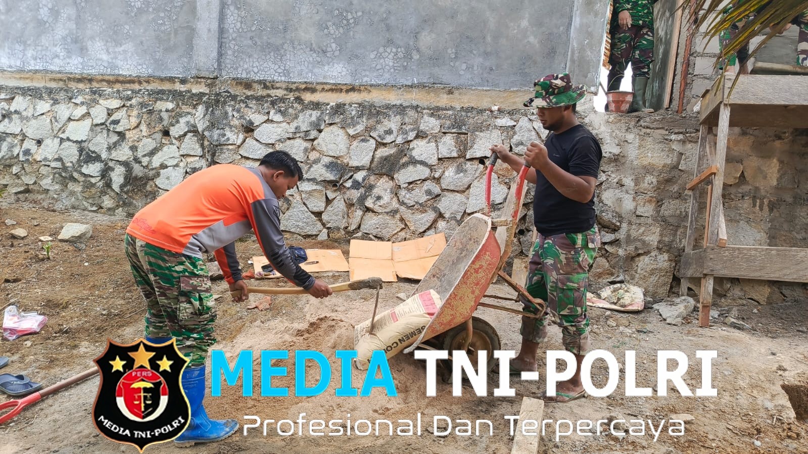 Haluskan Dinding MCK, Satgas TMMD 127 Kodim 1015/Sampit Percepat Tahap Pemelesteran