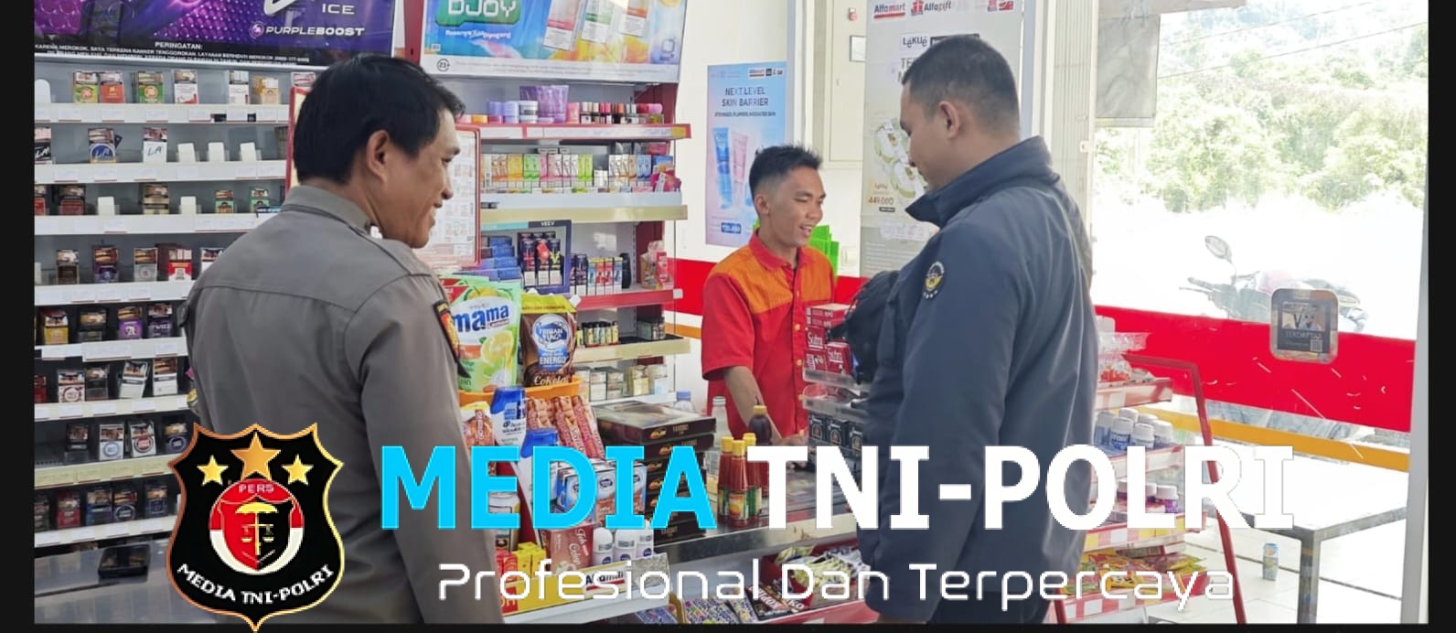 Polisi Laksanakan Patroli Siang di Alfamart, Sapa Warga dan Berikan Himbauan Kamtibmas