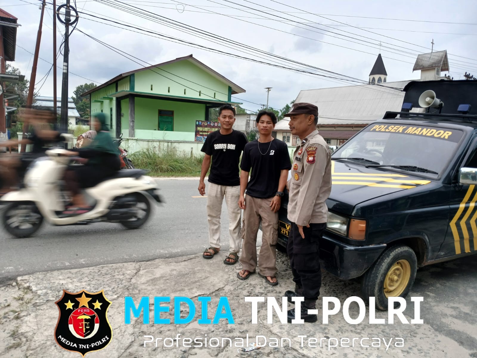 Patroli Siang Humanis, Polisi dan Warga Berbincang Akrab di Tepi Jalan