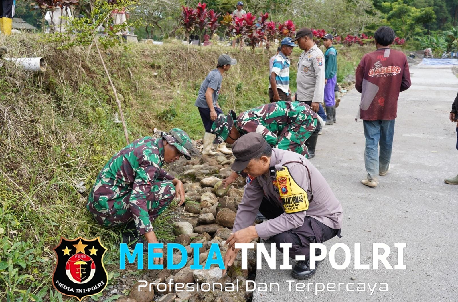 Pemasangan Berem Jalan Terus Dikebut Satgas TMMD Ke 127 Kodim 0808/Blitar Bersama Warga