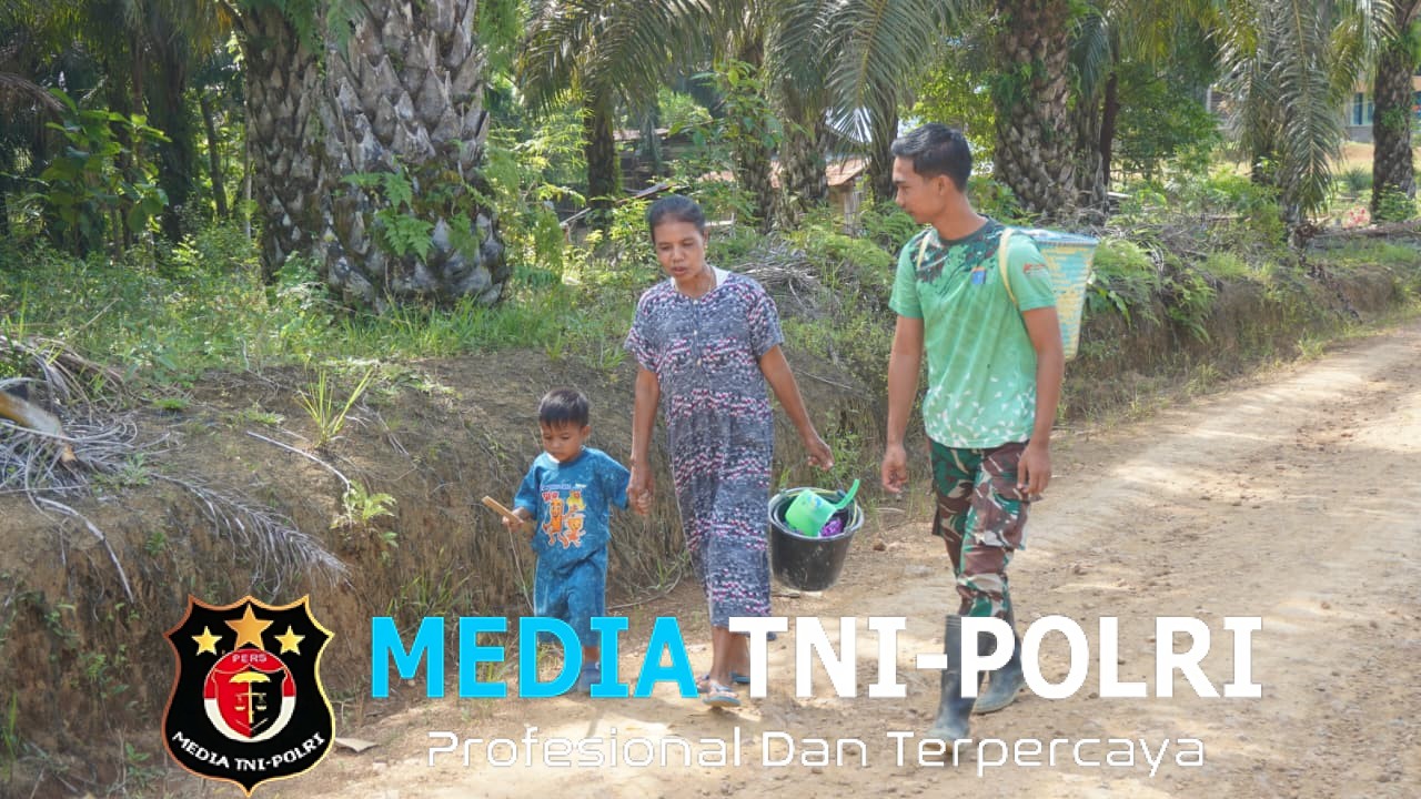 Dekat dengan Masyarakat, Satgas TMMD Reguler ke-127 Kodim 1015/Sampit Bantu Ibu-Ibu Gendong Tas Lanjung