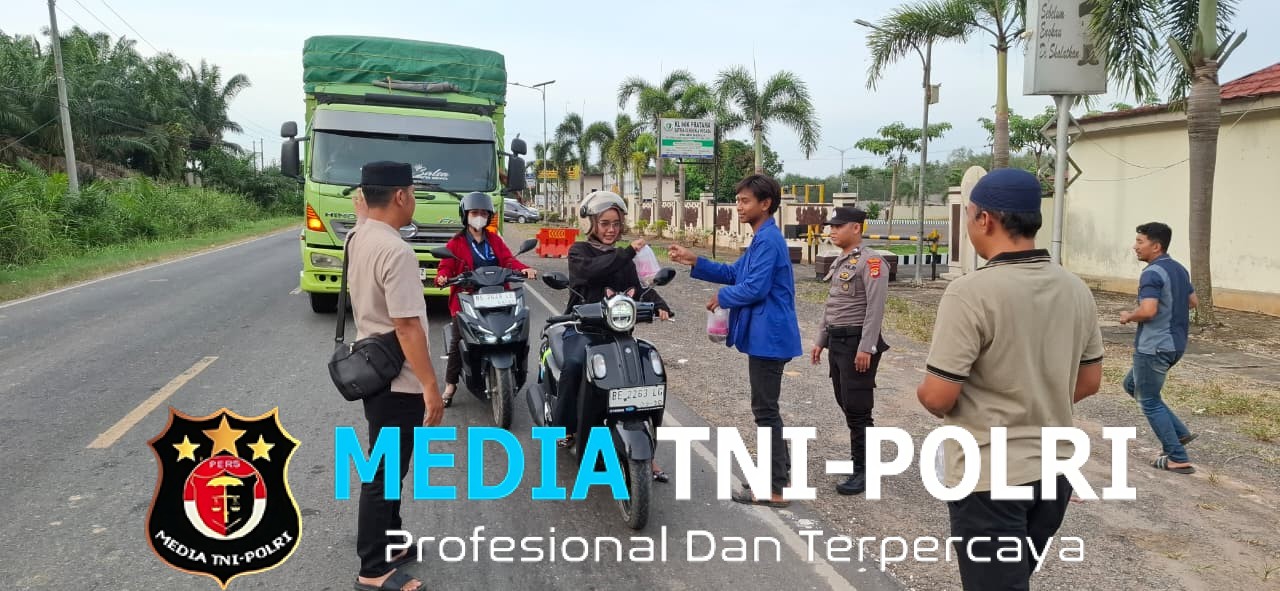 Sinergi Tanpa Batas Sat Intelkam Polres Mesuji dan BEM STIES Darul Huda Berbagi Takjil di Jalintim