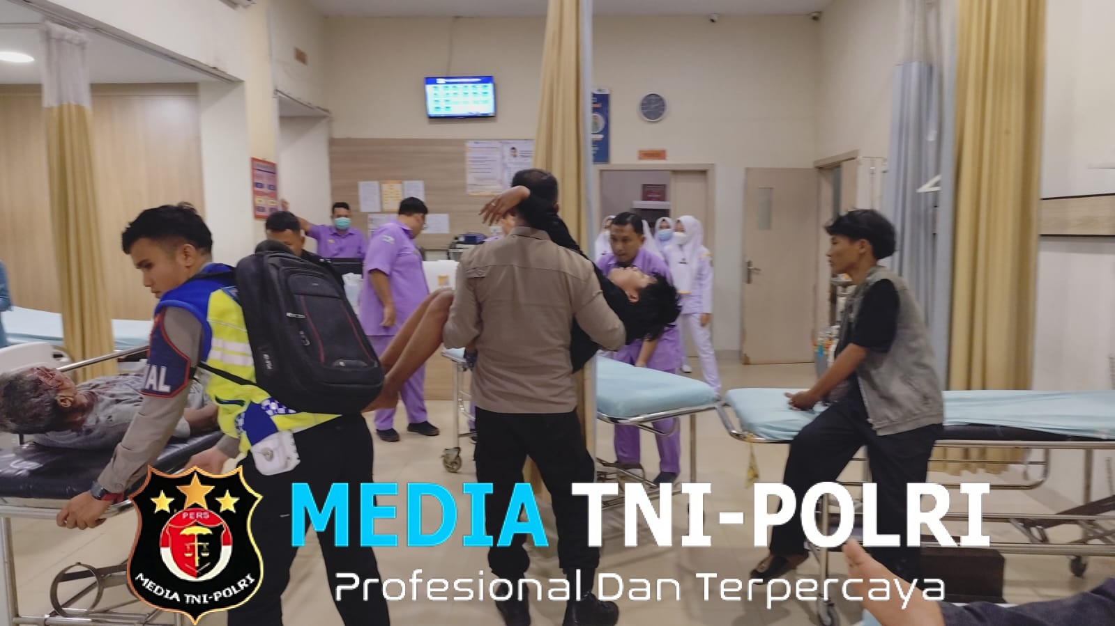 Respon Cepat, Personel Polres Lampung Utara Evakuasi Empat Korban Lakalantas