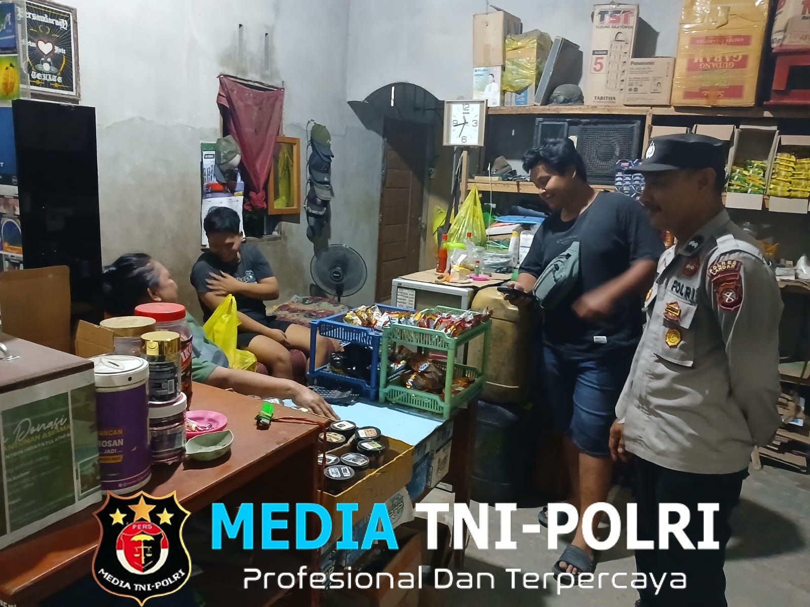 Petugas Piket Polsek Mandor Laksanakan Patroli Malam, Sambangi Warung dan Berikan Himbauan Kamtibmas