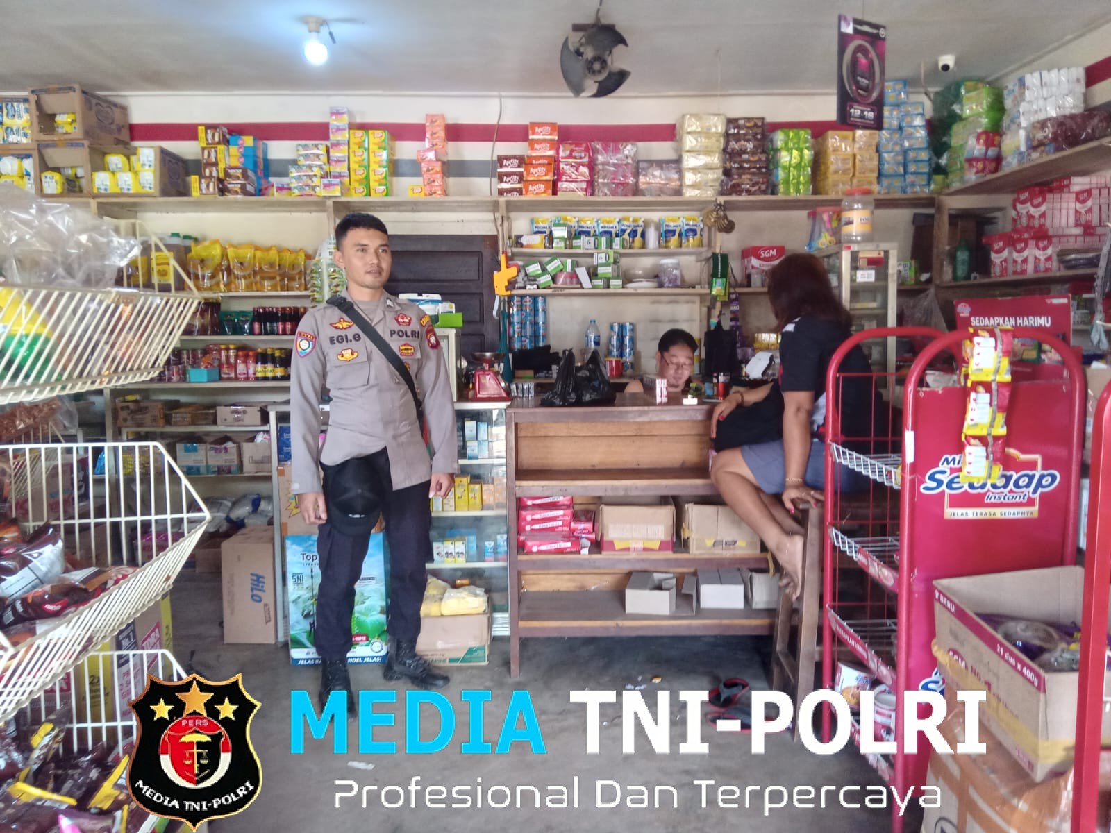 Pendekatan Humanis di Tengah Terik Siang, Polisi Rangkul Warga Saat Patroli