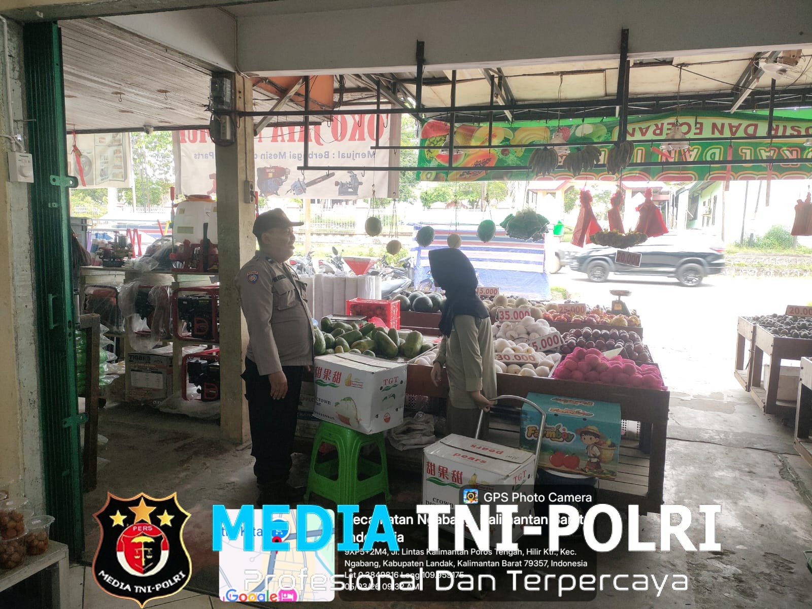 Menyambangi Tempat Usaha dan UMKM Personil Polsek Ngabang Memastikan Situasi Diwilayahnya Dalam Keadaan kondusif