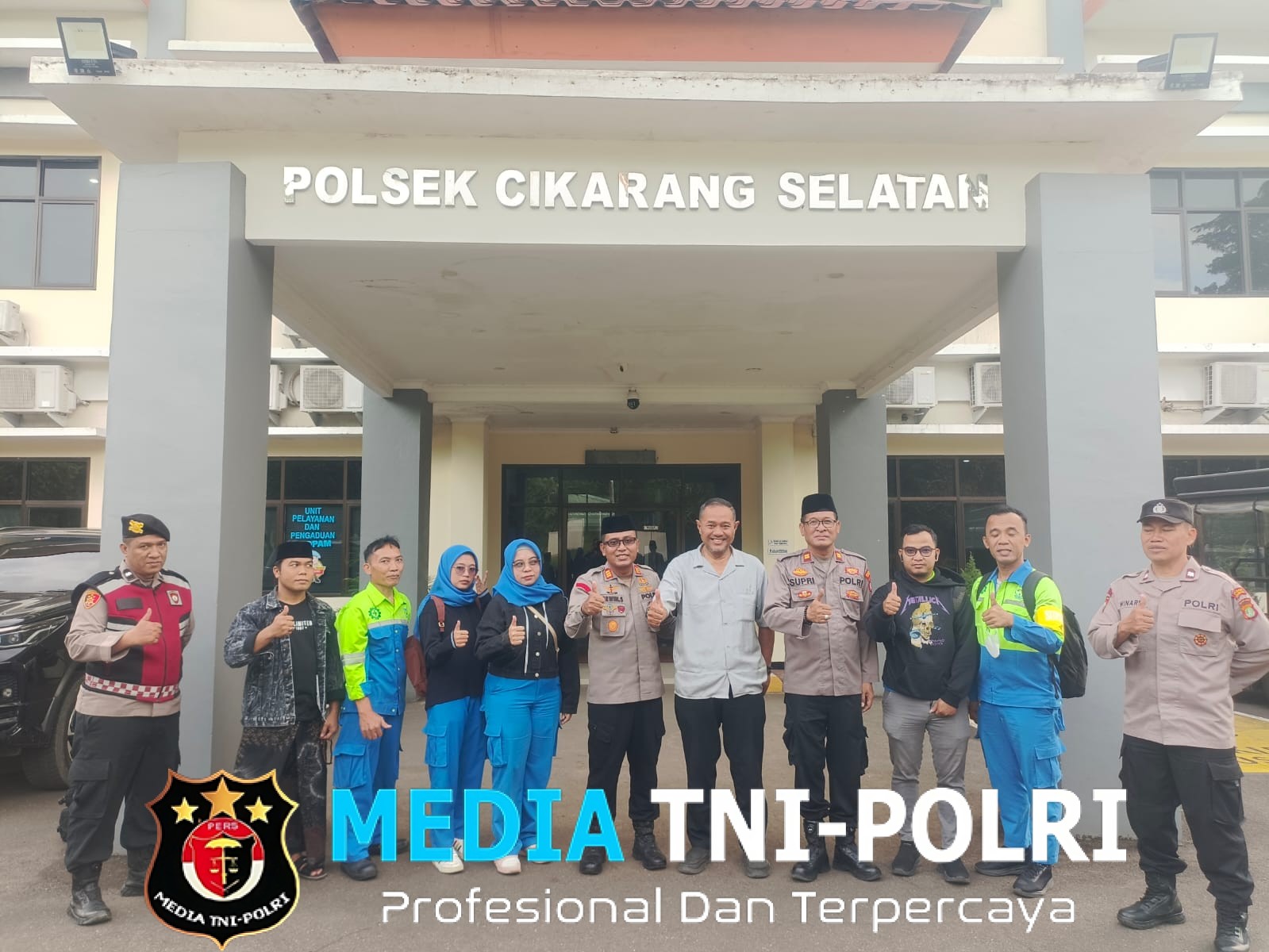 Ramadan Barokah, Polsek Cikarang Selatan Bersama PT Tata Logam Bagi Takjil untuk Pengguna Jalan