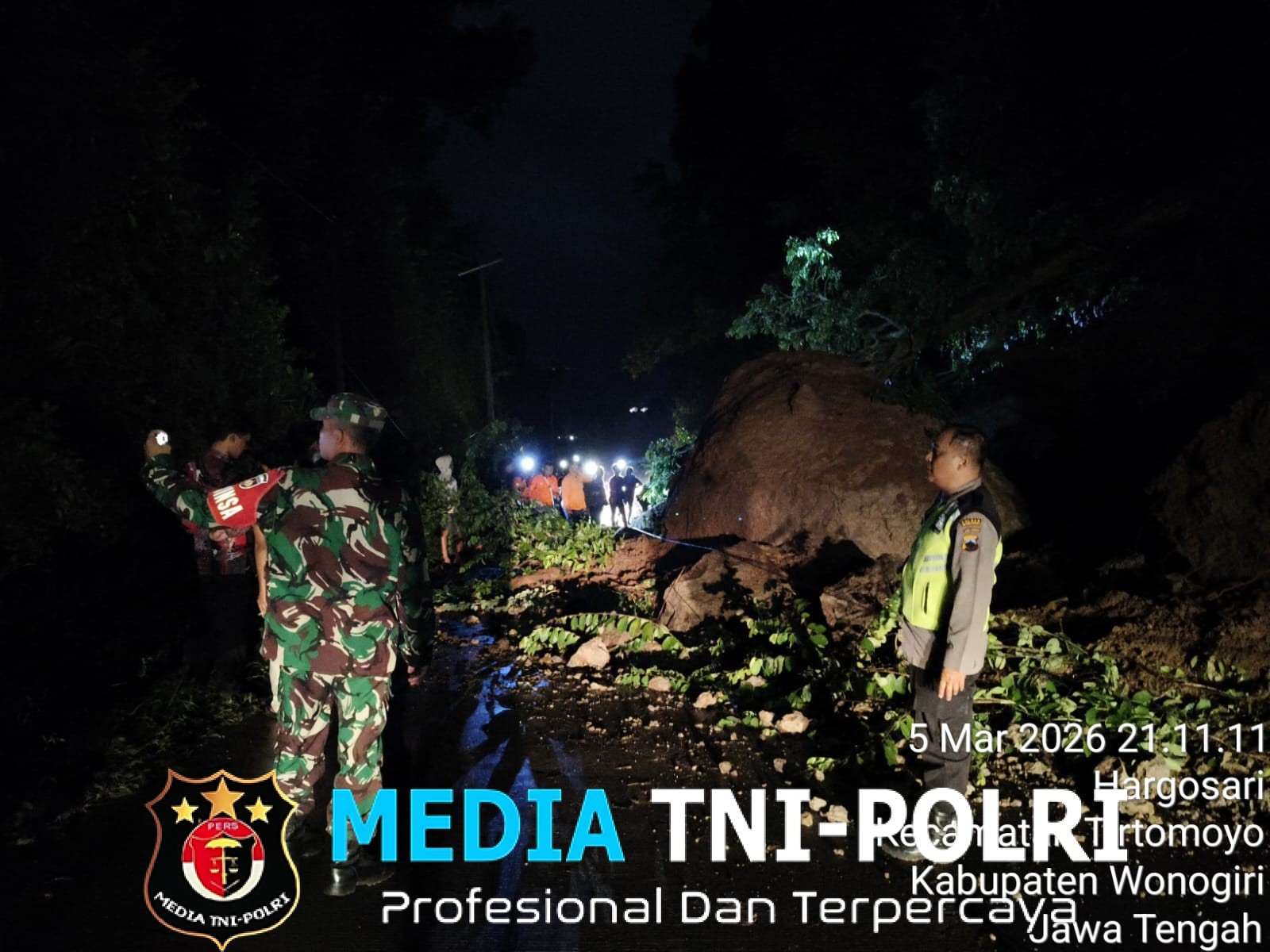 Sigap Tangani Longsor dan Pohon Tumbang di Wuryorejo, Polsek Wonogiri Kota Bersama TNI-BPBD Evakuasi Material Penutup Jalan