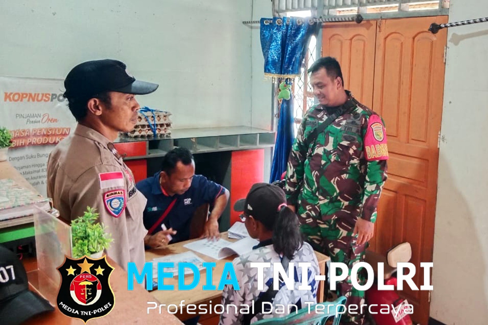 Babinsa Sota Dampingi Penyaluran Bansos, Warga Diimbau Manfaatkan Bantuan dengan Baik