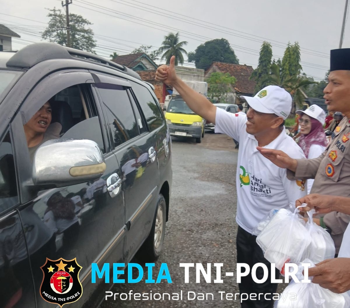Wujud Kepedulian Polri Bersama Kemenag, Polres Lampung Tengah Bagikan Ratusan Takjil Untuk Masyarakat