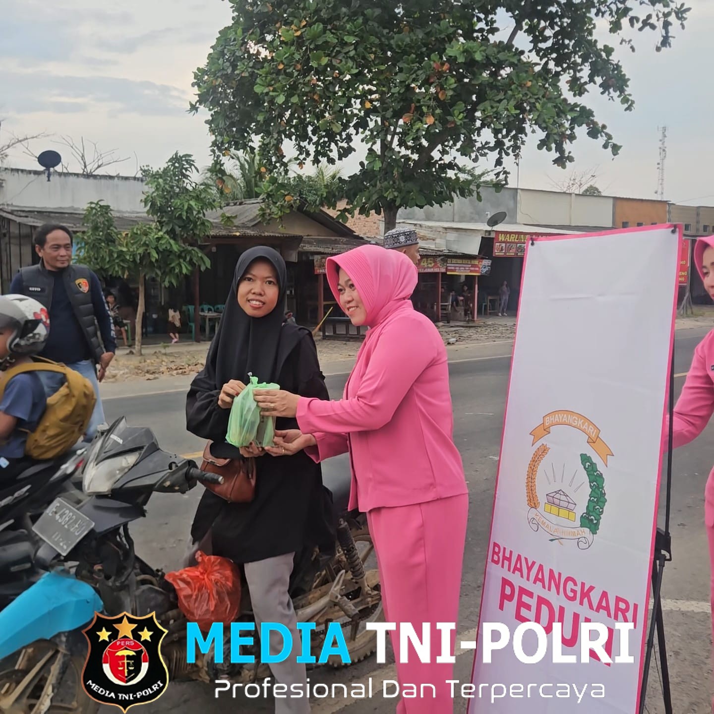 Kapolsek Simpang Pematang Bersama Anggota dan Bhayangkari Bagikan 150 Takjil kepada Masyarakat