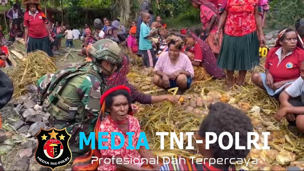 Binter TNI Dalam Ritual Bakar Batu Satgas Yonif 521/DY Bangun Komunikasi Sosial dengan Masyarakat Distrik Kurima