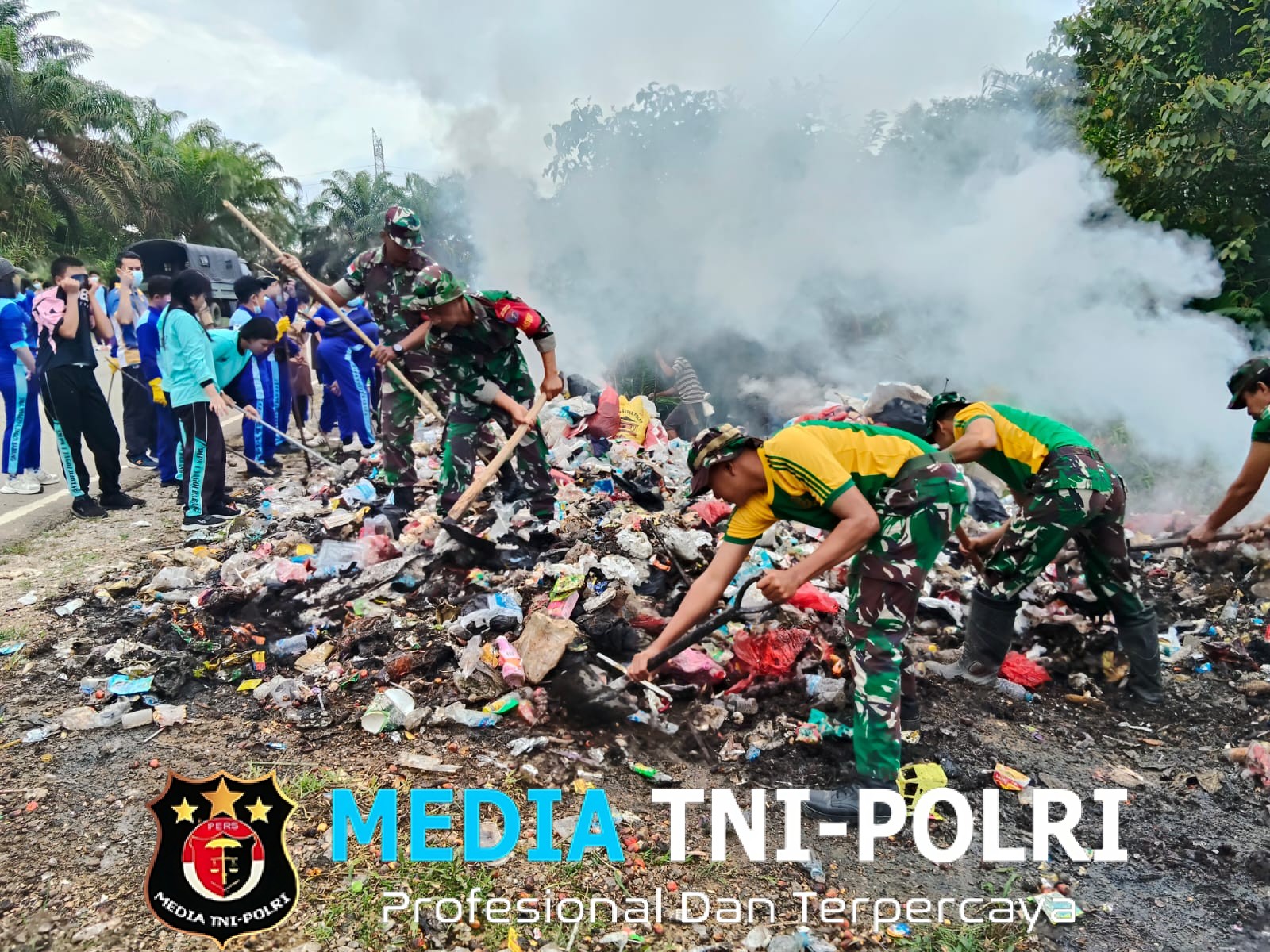 Tingkatkan Kepedulian Lingkungan, Kodim 1209/Bengkayang Gelar Aksi Jumat Bersih di Perbatasan Jagoi Babang