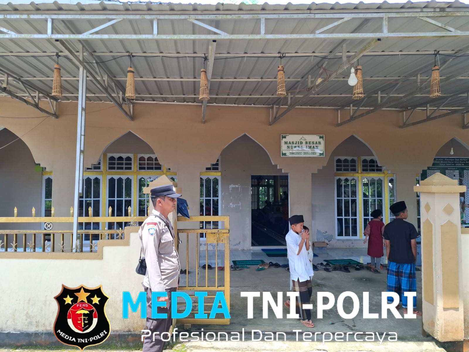 Pengamanan Sholat Jumat di Masjid Nurul Iman Kuala Behe, Wujudkan Situasi Aman Dan Nyaman Bagi Jemaah