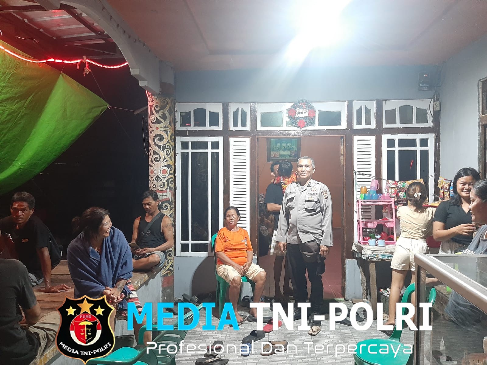 Polisi Sambangi Warga Saat Patroli Malam, Suasana Santai Jadi Momen Penyampaian Pesan Kamtibmas