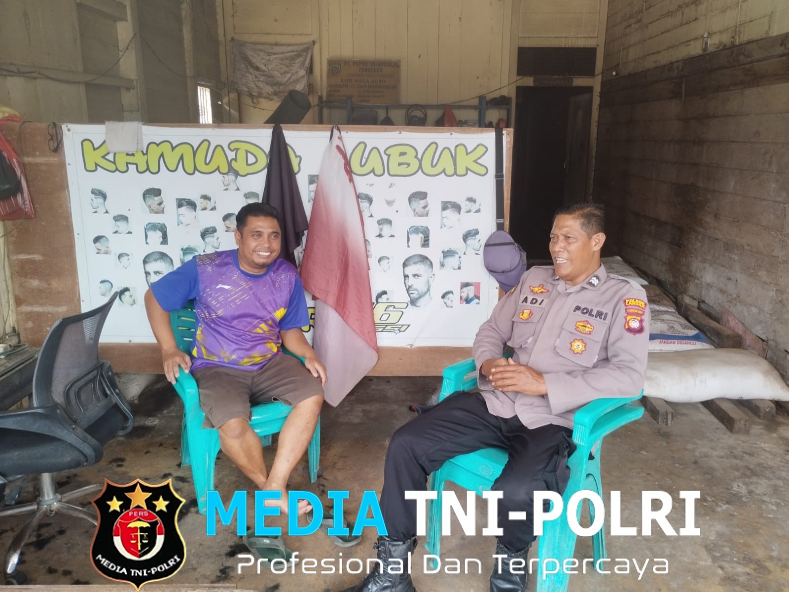 Suasana Akrab Polisi dan Warga di Mandor, Bukti Kedekatan Polri dengan Masyarakat