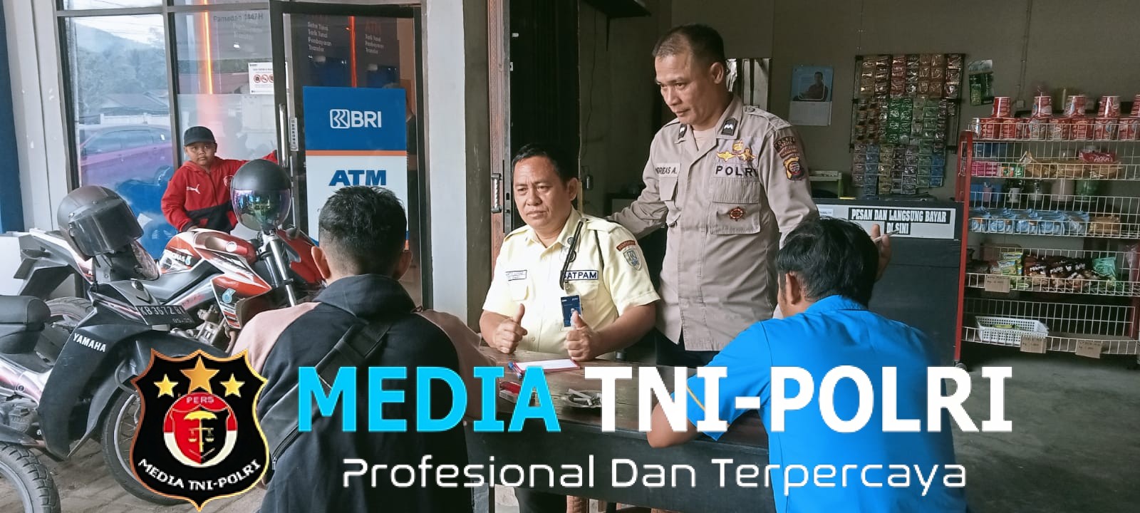 Humanis dan Dekat, Polisi Sengah Temila Berdialog dengan Warga Saat Patroli