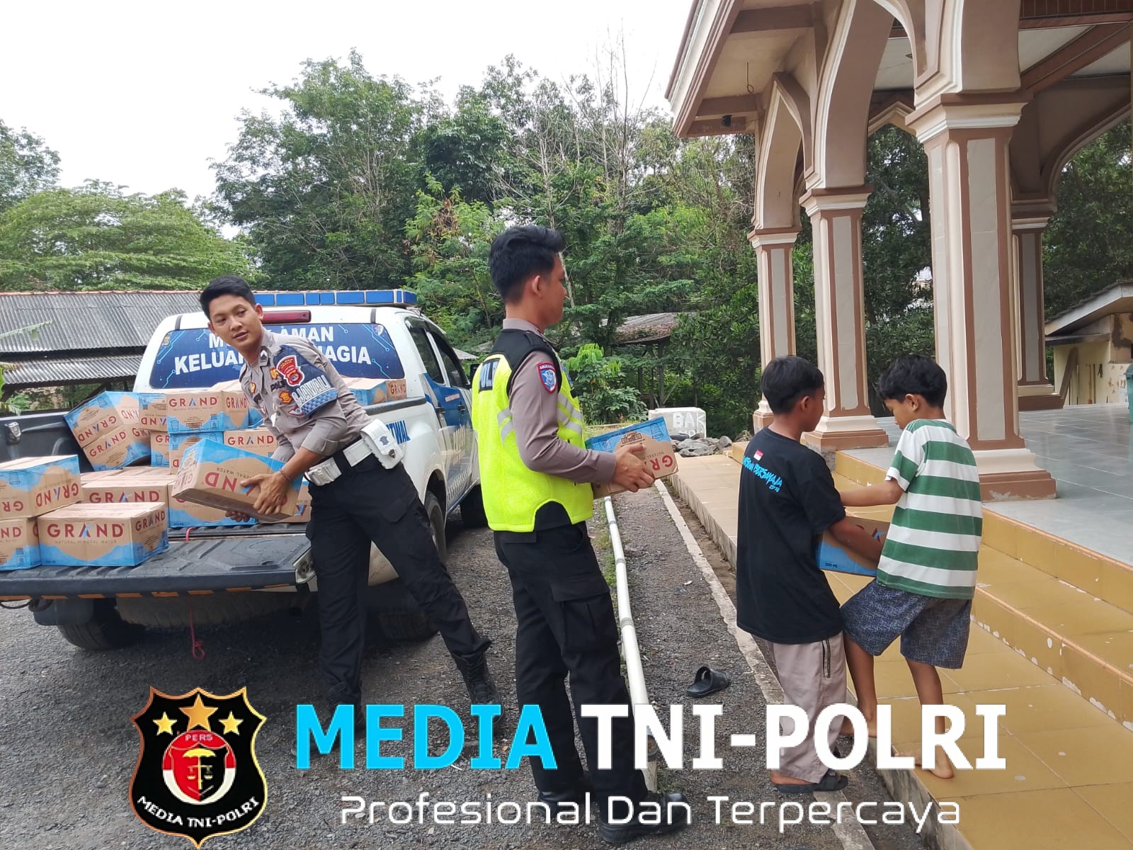 Jajaran Sat Lantas Polres Mesuji Gelar TASI BERKAH, Bagikan 50 Dus Air Mineral ke Masjid di Simpang Pematang
