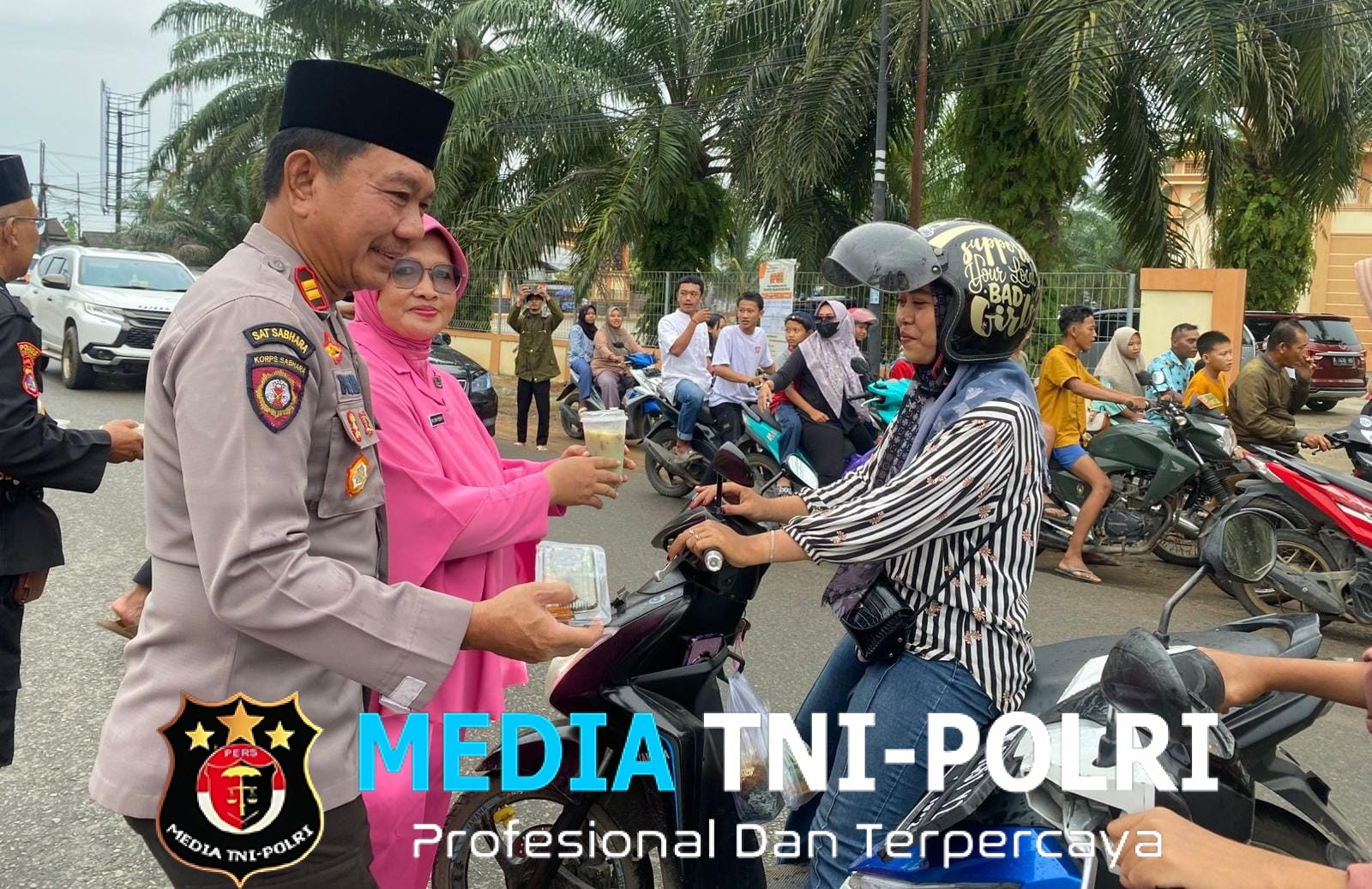 Polsek Tumijajar dan Bhayangkari Berbagi Takjil di depan Mako,Tebar Kepedulian di Bulan Ramadhan