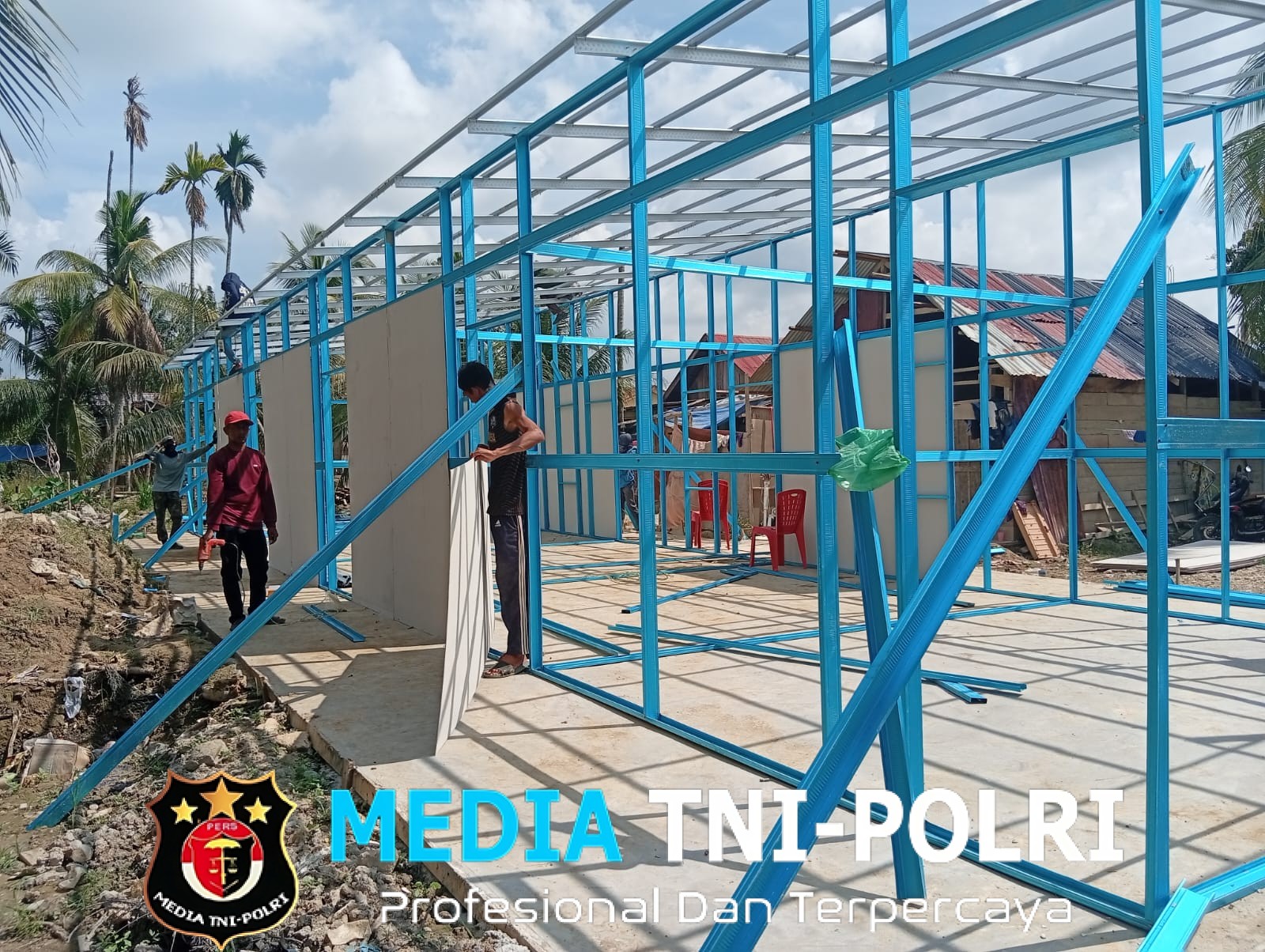 Babinsa Koramil 29/Langkahan Dampingi Pembangunan Huntara di Desa Meunasah Blang