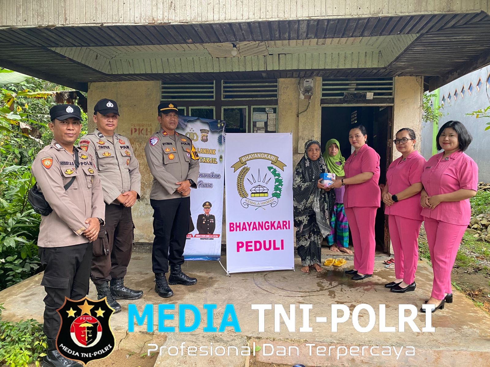 Kapolsek Menyuke, Ketua Bhayangkari Ranting Menyuke Bagikan Takjil Kepada Warga Yang Melaksanakan Puasa