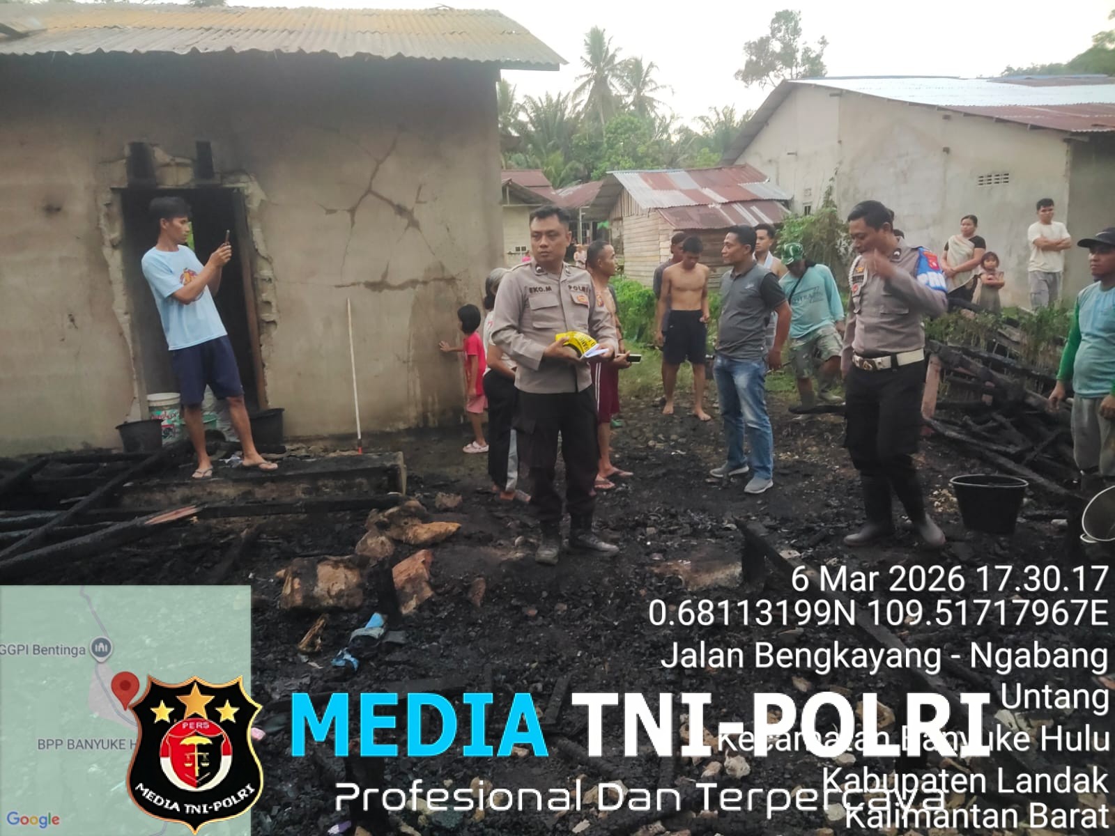 Kanit Reskrim Polsek Menyuke Datangi Tempat Kejadian Kebakaran Rumah Warga