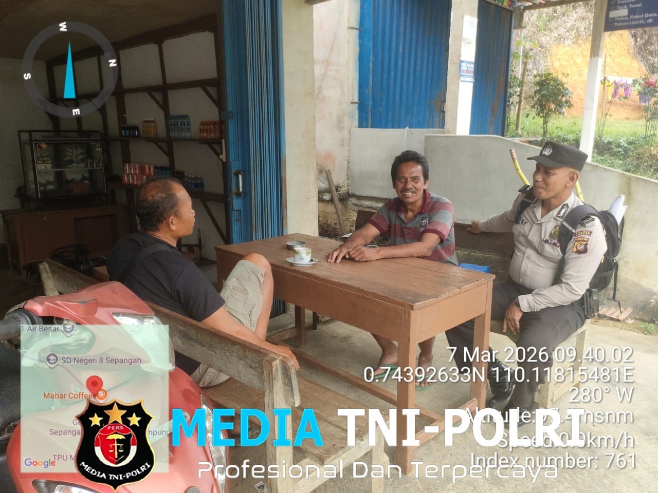 Humanis dan Akrab, Polisi Air Besar Sapa Warga Saat Patroli Siang