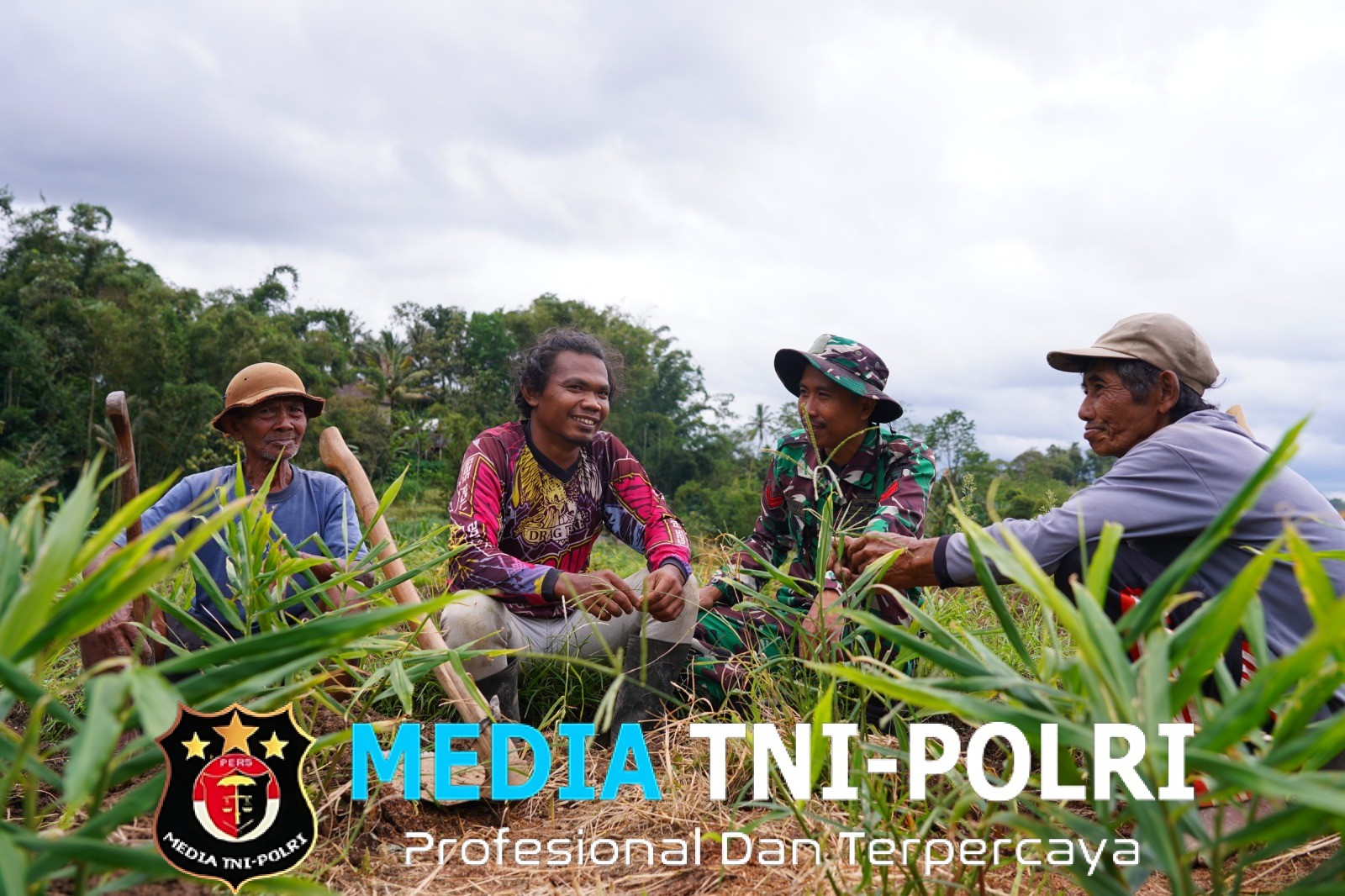 Disela Kesibukan, Satgas TMMD KE-127 Kodim 0808/Blitar Jalin Keakraban Bersama Petani di Desa Krisik