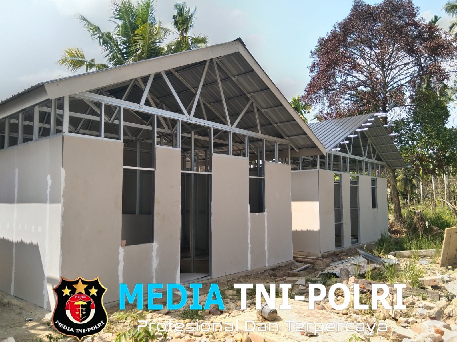 Babinsa Koramil 29/Langkahan Tinjau Pembangunan Huntara Mandiri di Desa Pante Gaki Bale