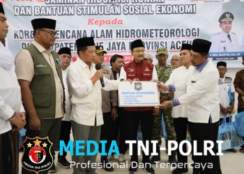 Mendagri dan Mensos Serahkan Bansos Tahap Pertama Hampir Rp900 Miliar kepada Masyarakat Terdampak Bencana