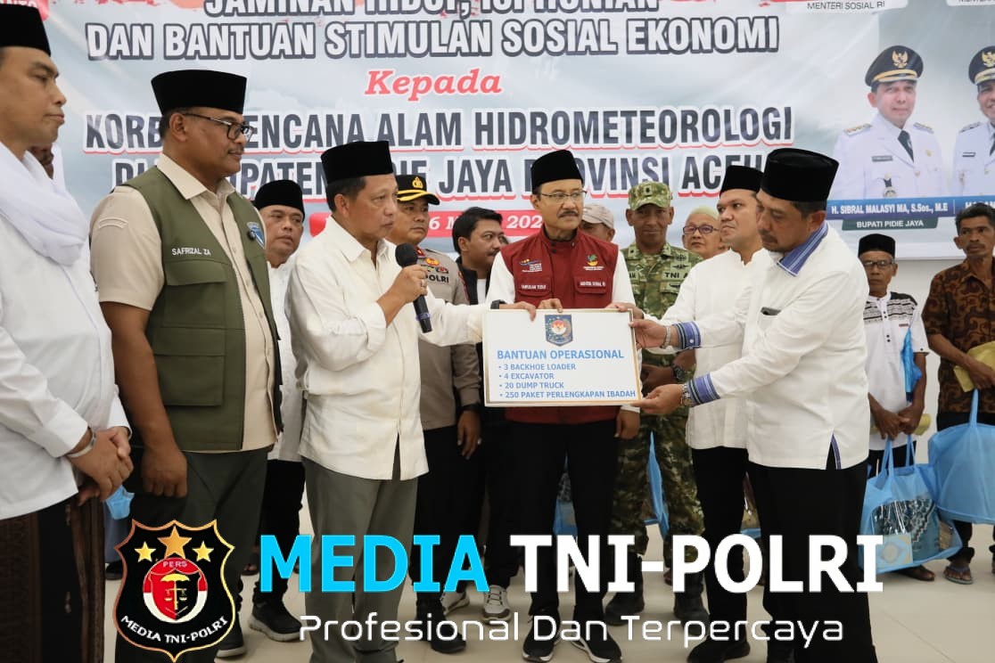 Mendagri dan Mensos Serahkan Bansos Tahap Pertama Hampir Rp900 Miliar kepada Masyarakat Terdampak Bencana