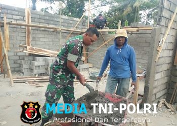 Wujud Nyata TNI Hadir di Tengah Rakyat, Babinsa ikut Gotongroyong Bangun rumah Warga